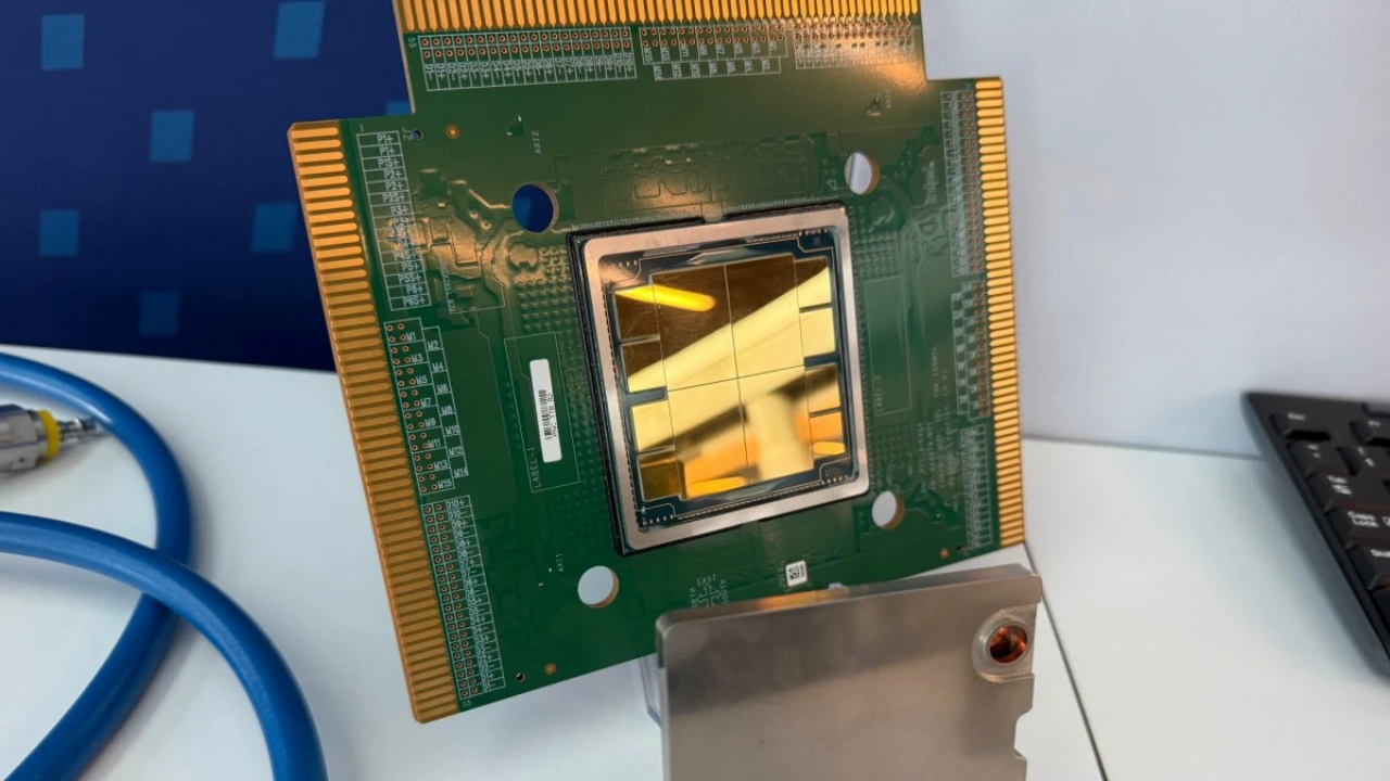 Intel Jaguar Shores 測試晶片曝光，18A 製程搭配 HBM4