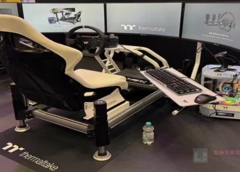 虛擬賽道、疾速奔馳！曜越 Gamescom 2025 大秀模擬駕駛平台