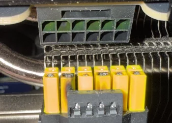 16pin 轉接線再度發生災情，玩家 RTX 5090 顯示卡待機時燒毀