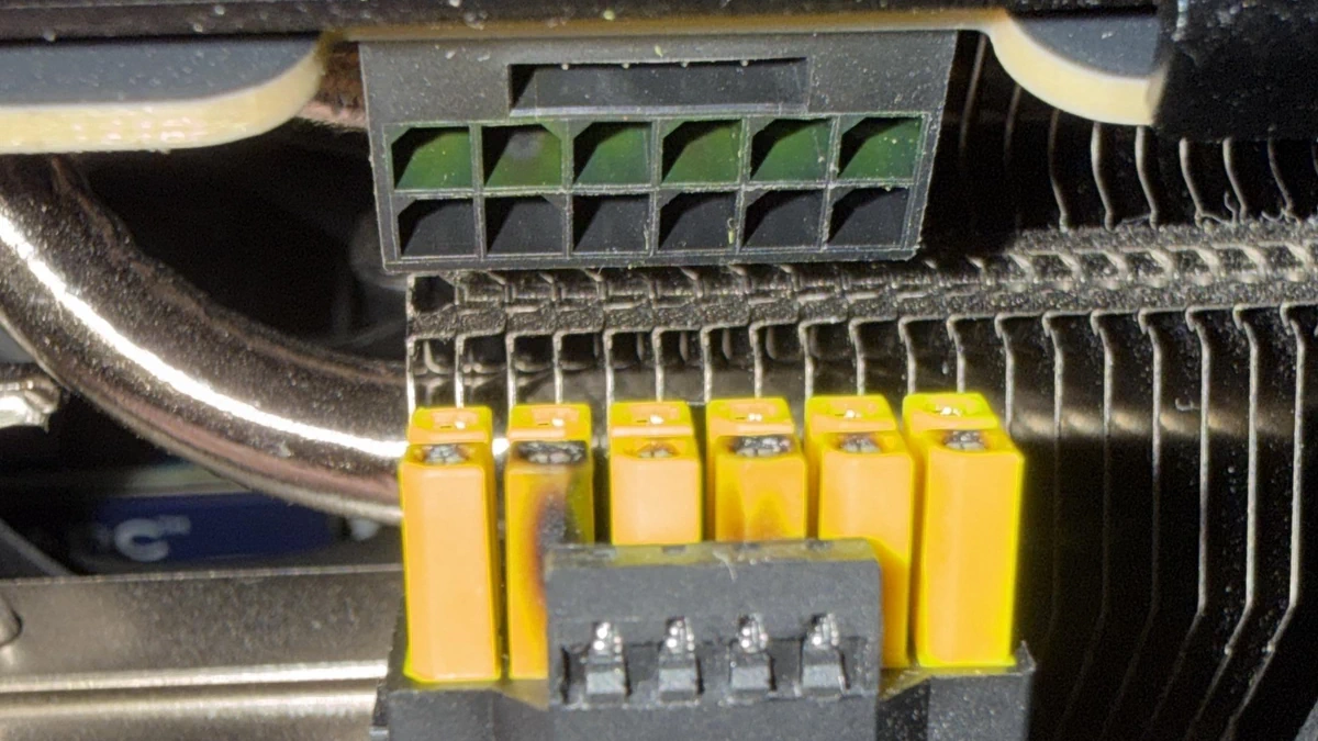 16pin 轉接線再度發生災情，玩家 RTX 5090 顯示卡待機時燒毀