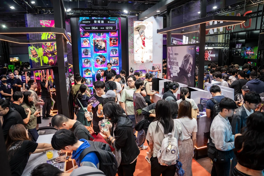 技嘉AORUS 以科技感視覺打造沉浸式電競場景,開展期間全時段湧入大量人潮,人氣火爆程度居全場之冠。