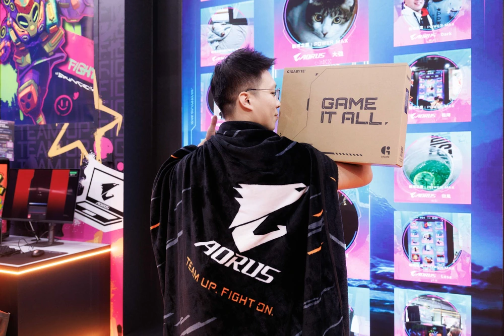 幸運玩家成功挑戰 技嘉 AORUS 闖關任務後抱回大獎,披上 AORUS 戰袍化身戰鷹勇士,象徵本次活動有玩、有拿、滿載而歸的精采體驗。