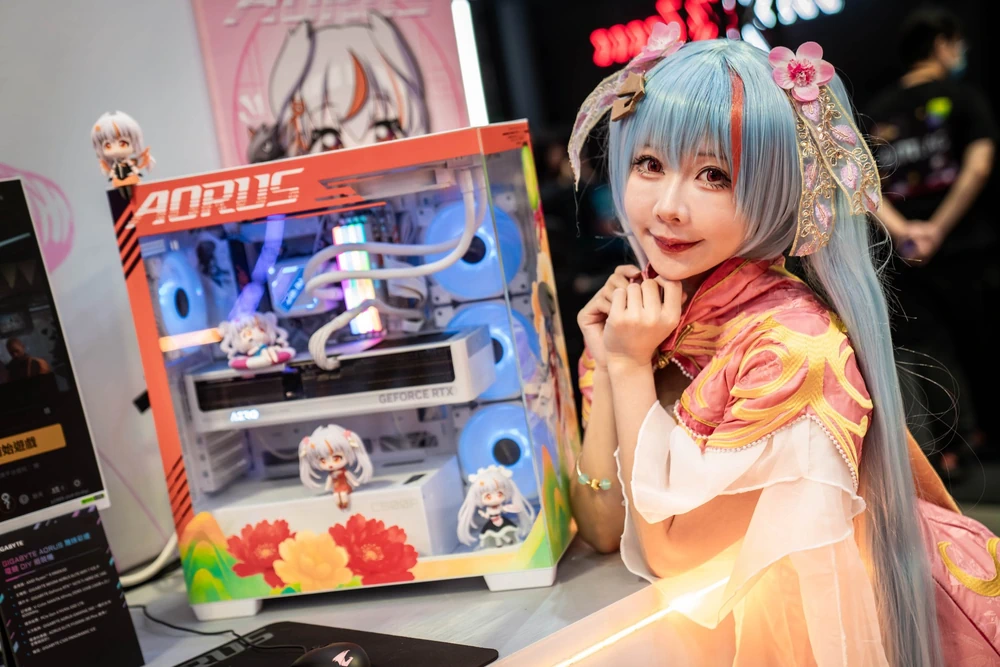 以 GIGABYTE C500 PANORAMIC STEALTH 打造的「雕妹概念機」亮相,以及高人氣 COSER 紫玥桃以雕妹造型華麗登場,成為玩家爭相拍照的焦點。