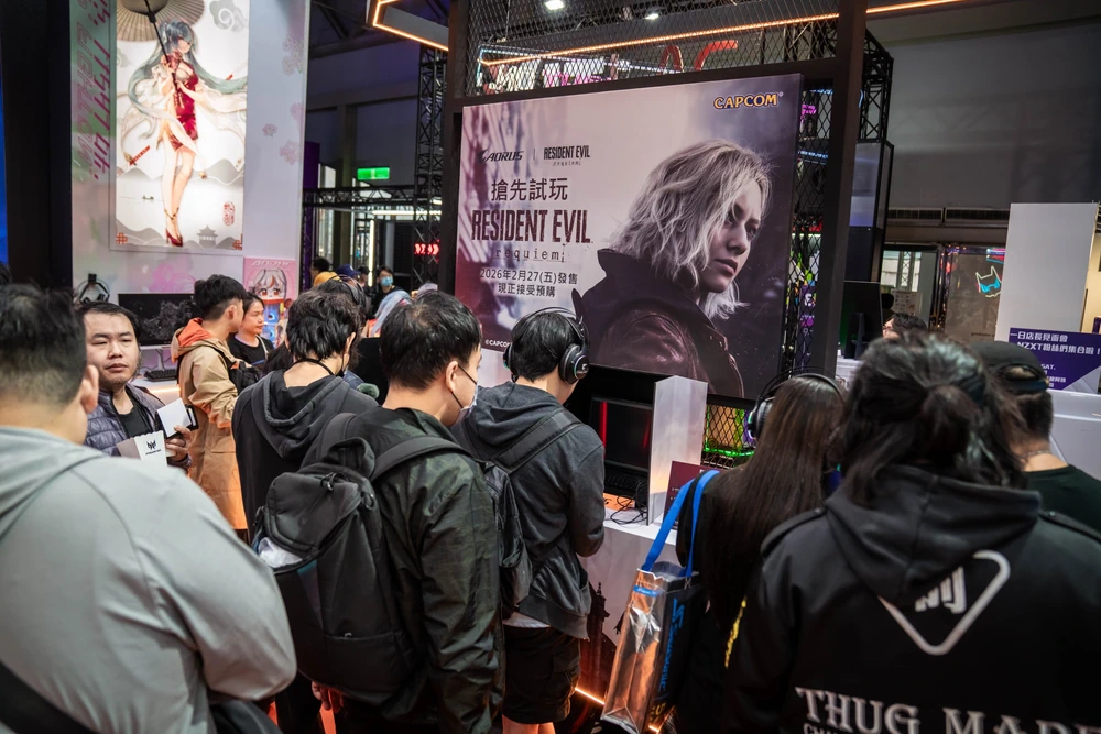 玩家在技嘉AORUS MASTER 18 筆電上搶先體驗 3A 大作 Resident Evil Requiem,真實感受滿血效能帶來的極致臨場震撼。