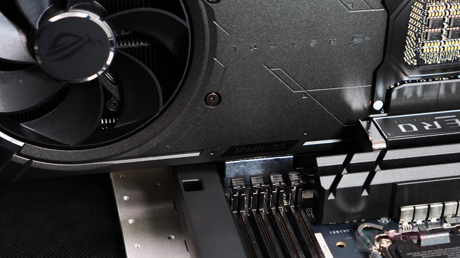 DER8AUER 短路 GC_HPWR 觸點，啟動 MATRIX RTX 5090 800W 單輸入模式！