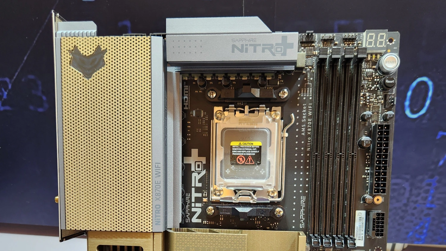 SAPPHIRE 於 COMPUTEX 展出的 X870EA 主機板要來啦？