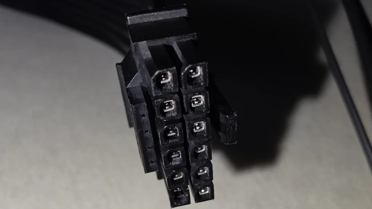 RTX 5090 用戶每月定期檢查 12VHPWR 接頭，仍難逃燒毀命運