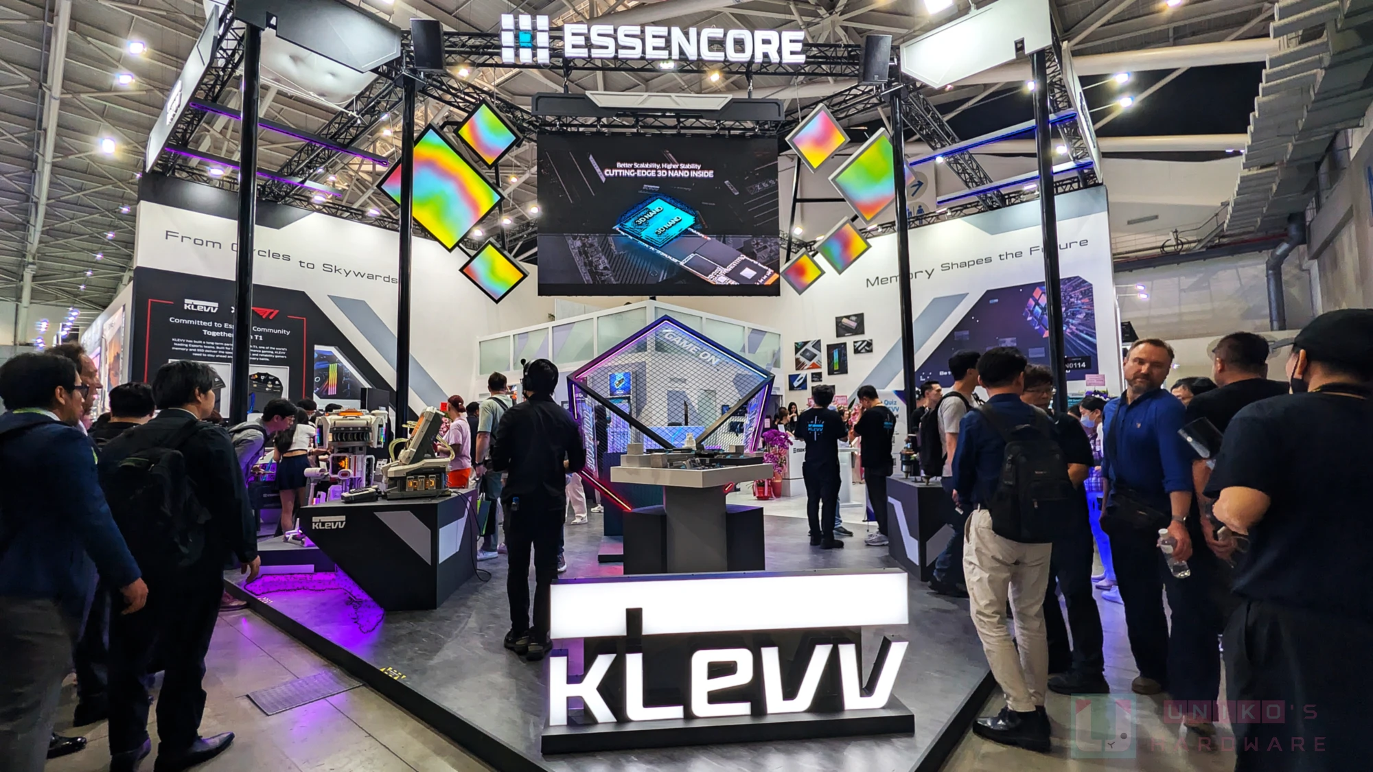 ESSENCORE KLEVV COMPUTEX 2026，CL 26 超低延遲 DDR5 和 SOCAMM2 記憶體模組!