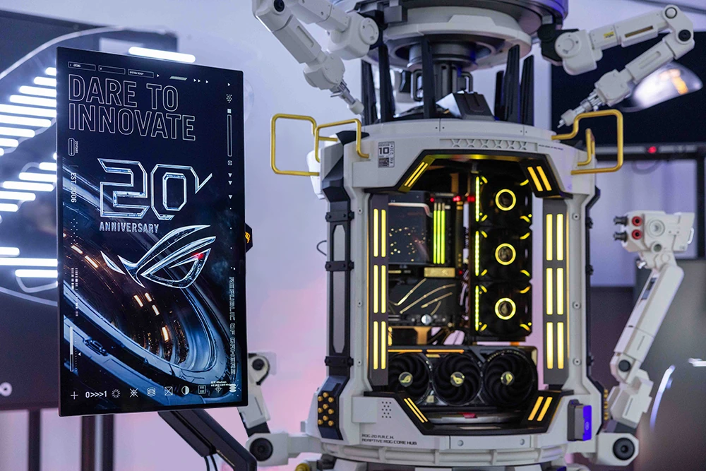 PC 改裝世界冠軍暨 ROG 年度指定 Modder AK Mod 的全新力作 ROG 20 A.R.C.H. (Adaptive ROG Core Hub) 首度公開,其以 ROG Lab 為靈感來源,將未來實驗室機械手臂組裝艙體的概念具象化,細緻呈現 ROG 電競生態系多元樣貌。