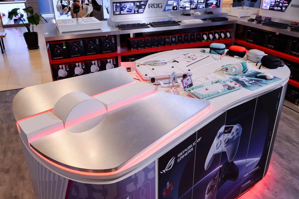店內中央造型桌體以全新 ROG Gladius IV Ace 電競滑鼠為設計原型,並將其輪廓轉化為空間視覺焦點,既別緻且醒目。
