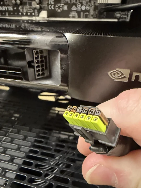 RTX 6000 PRO 搭 ASRock 電源再爆 16pin 接頭融化,感測器竟裝錯邊-1