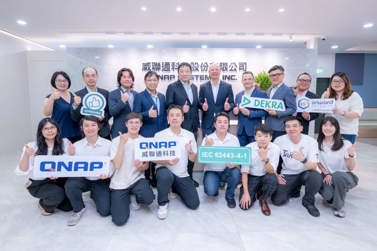 DEKRA 德凱與 QNAP 技術團隊於頒證儀式合影,見證 QNAP 產品資安治理與國際標準接軌成果。