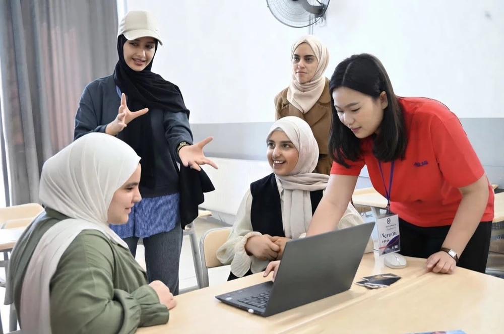 成功大學土耳其志工團 - AI 魔法學院指導學生操作。