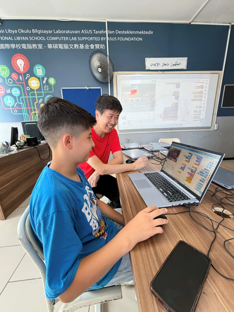 成功大學土耳其志工團 - 華碩志工帶領學生操作電腦使用。